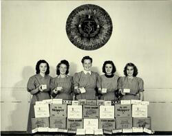 Arvika fabriken, kvinnor visar upp produkter. från vänster: 