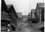 Norrfällsviken. Fiskeläge med välbevarat kapell från 1646. Fornlämningsmiljö med stråk av kuströsen från järnåldern. Fiskeläge i god och skyddad naturhamn med traditionell bebyggelsegruppering utefter en med stranden parallell gata där båthusen ligger med gavlarna mot vattnet. Kokhusen är lokaliserade till gatans översida och gistvallar högre upp. Bygatan sedd från söder.