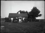 Familj framför bostadshus