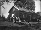 Familj framför bostadshus