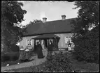 Familj framför bostadshus