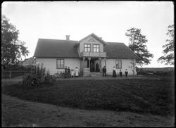 Familj framför bostadshus