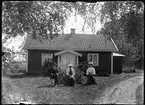 Familj framför bostadshus