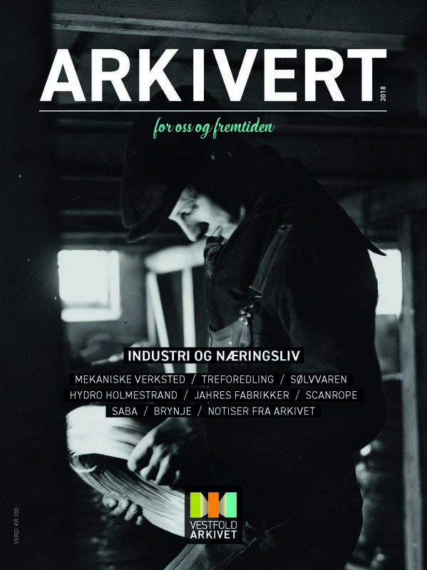 Bildet viser forsiden på Arkivert 2018. Bildet er sort-hvit og er av en mann som står og ser ned på noe han har i hendene, formet som en sirkel. Han har på seg mørke klær, selebukser og six pence-lue.