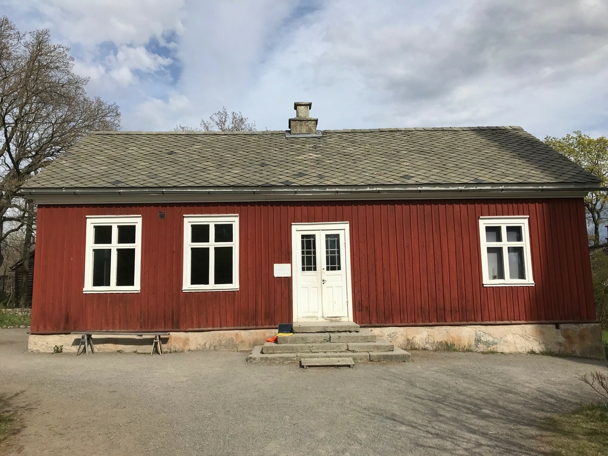 Väla skola är en timrad byggnad i en våning, klädd med stående locklistpanel. Fasaden är målad med röd slamfärg, snickerierna är målade med vit linoljefärg. Taket är ett sadeltak klätt med skiffer från Dalsland. Skorstenen är centralt placerad över nock. Skolsalen är inrymd i den vänstra delen av byggnaden, lärarbostaden i den högra. 

Byggnaden uppfördes efter ritningar av ryttmästare Carl Fredrik Toutin under åren 1846 och 1847 i Väla socken, Kållands härad några mil sydväst om Lidköping i Västergötland. Huset genomgick ett flertal reparationer under 1800-talets senare del. 1910 gjordes en omfattande upprustning samt tillbyggnad. På Skansen visas hur huset såg ut efter det.

Väla skola flyttades till Skansen 1966.  