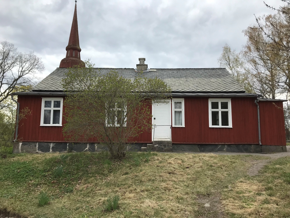 Väla skola är en timrad byggnad i en våning, klädd med stående locklistpanel. Fasaden är målad med röd slamfärg, snickerierna är målade med vit linoljefärg. Taket är ett sadeltak klätt med skiffer från Dalsland. Skorstenen är centralt placerad över nock. Skolsalen är inrymd i den vänstra delen av byggnaden, lärarbostaden i den högra. 

Byggnaden uppfördes efter ritningar av ryttmästare Carl Fredrik Toutin under åren 1846 och 1847 i Väla socken, Kållands härad några mil sydväst om Lidköping i Västergötland. Huset genomgick ett flertal reparationer under 1800-talets senare del. 1910 gjordes en omfattande upprustning samt tillbyggnad. På Skansen visas hur huset såg ut efter det.

Väla skola flyttades till Skansen 1966.  