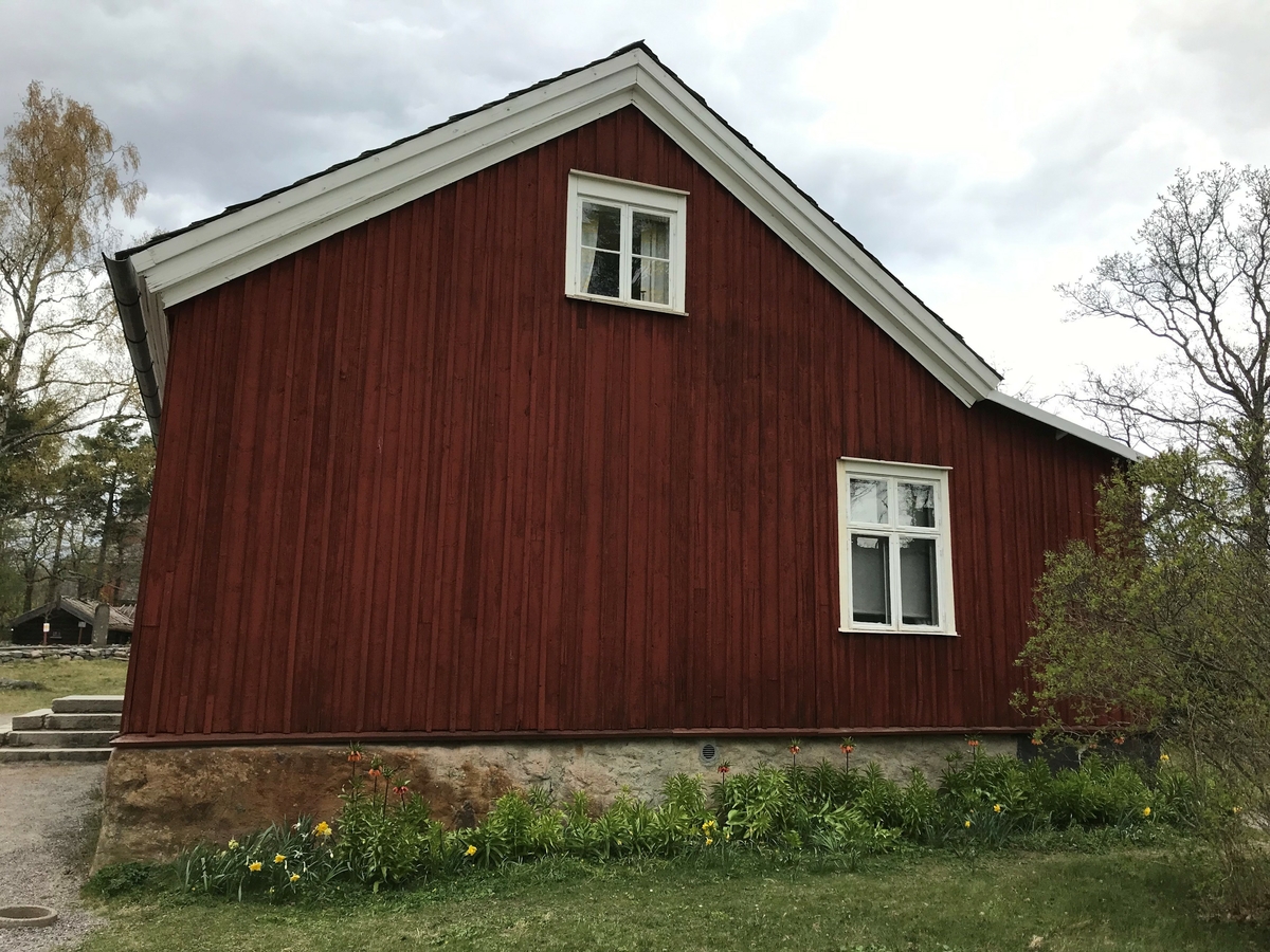 Väla skola är en timrad byggnad i en våning, klädd med stående locklistpanel. Fasaden är målad med röd slamfärg, snickerierna är målade med vit linoljefärg. Taket är ett sadeltak klätt med skiffer från Dalsland. Skorstenen är centralt placerad över nock. Skolsalen är inrymd i den vänstra delen av byggnaden, lärarbostaden i den högra. 

Byggnaden uppfördes efter ritningar av ryttmästare Carl Fredrik Toutin under åren 1846 och 1847 i Väla socken, Kållands härad några mil sydväst om Lidköping i Västergötland. Huset genomgick ett flertal reparationer under 1800-talets senare del. 1910 gjordes en omfattande upprustning samt tillbyggnad. På Skansen visas hur huset såg ut efter det.

Väla skola flyttades till Skansen 1966.  