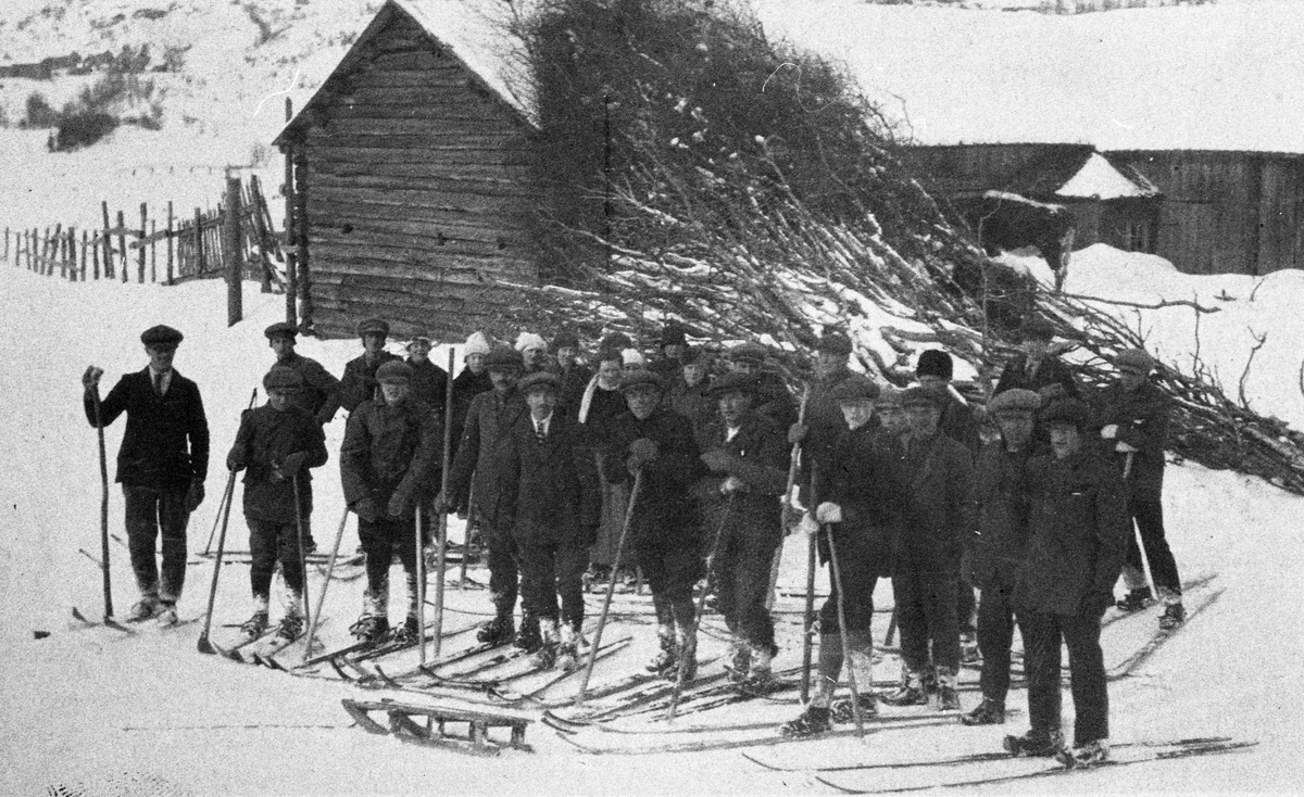 Dette er take i Nørre Øyegarden og er nok starten på ein skitur. Sjå den store beitakøsten og kyra som står i bakgrunnen.