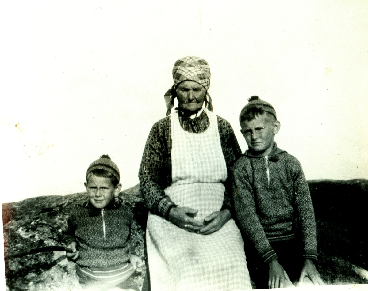 Kari Glomsrudbråten med to barnebarn. 
Frå v. Eugen Hansen, Kari Glomsrudbråten Køllen og Haakon Hansen