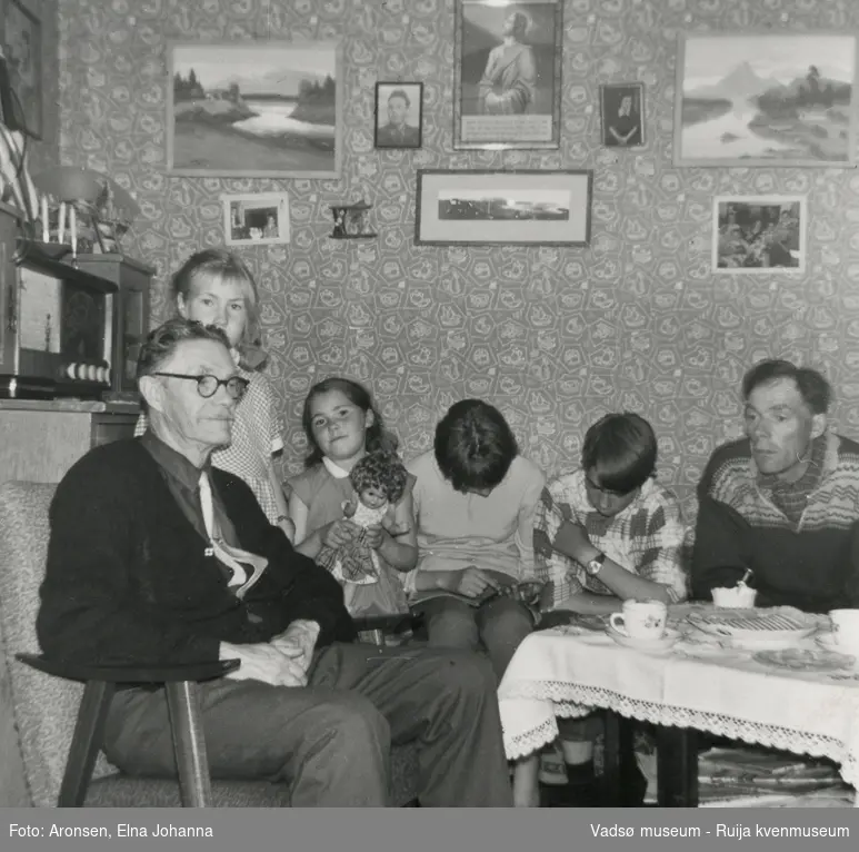 Hjemme hos familien Aronsen i Makkenes, i Vadsø kommune, 1967. Bestefar er på besøk fra Drammen. Fra venstre Martin Aronsen, Liv-Erna Aronsen, Joronn Aronsen, Ragnfrid Aronsen, Jon Martin Aronsen og Håkon Aronsen.