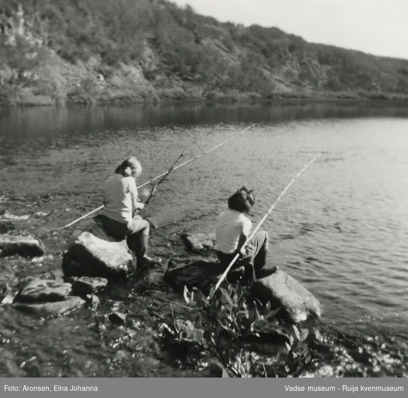 Liv-Erna og Joronn Aronsen fisker etter ørret i Tomaselv. På hyttetur på hytta ved Tomaselv, Vadsø kommune, ca 1970.