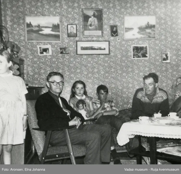 Hjemme hos familien Aronsen i Makkenes, 1967. Bestefar er på besøk fra Drammen. Fra venstre Liv-Erna Aronsen, Martin Aronsen, Joronn Aronse, Jon Martin Aronsen og Håkon Aronsen.