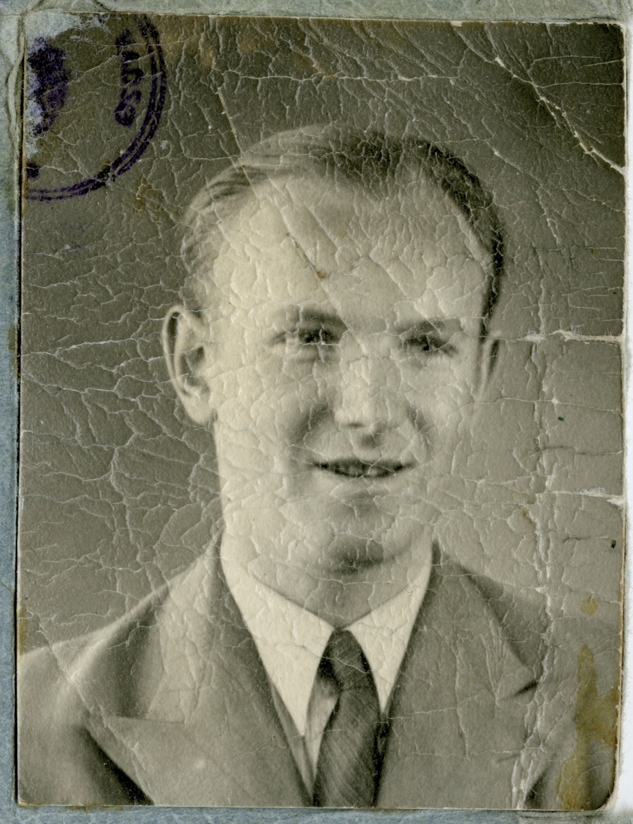 Portrettfoto av Niels Fredrik Jørgensen, tjenestebevis fra 1944. NRK tekniker og XO agent