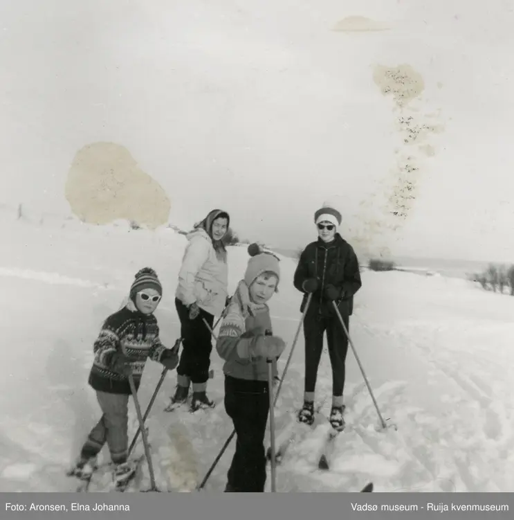 Skigåing på Makkenes i Vadsø kommune i 1966. Fra venstre foran  Joronn Aronsen og Liv-Erna Aronsen. Bak mamma Elna Aronsen og Ragnfrid Aronsen.