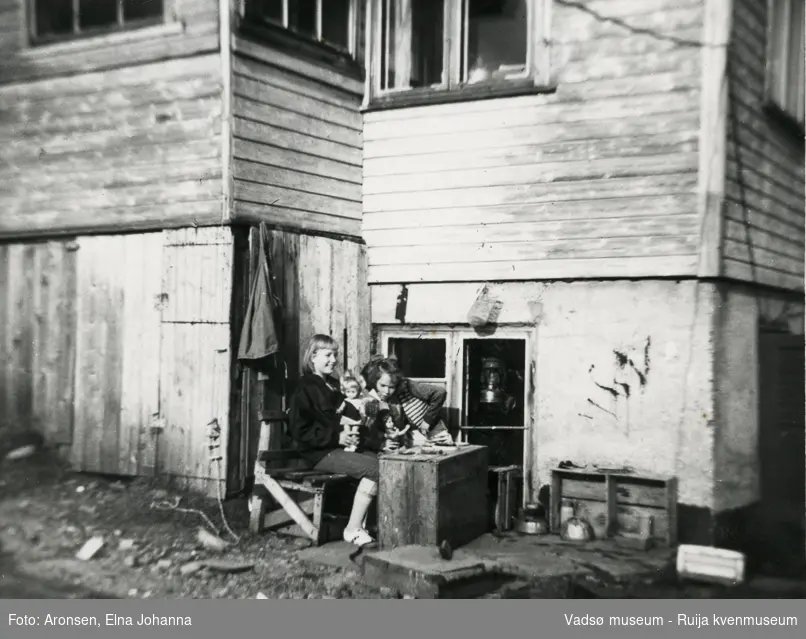 Barn leker utenfor deres hjem i Makkenes i Vadsø kommune i 1970. Fra venstre Bente Gudmundseth på sommerbesøk fra Jessheim, Liv Erna Aronsen og Joronn Aronsen.