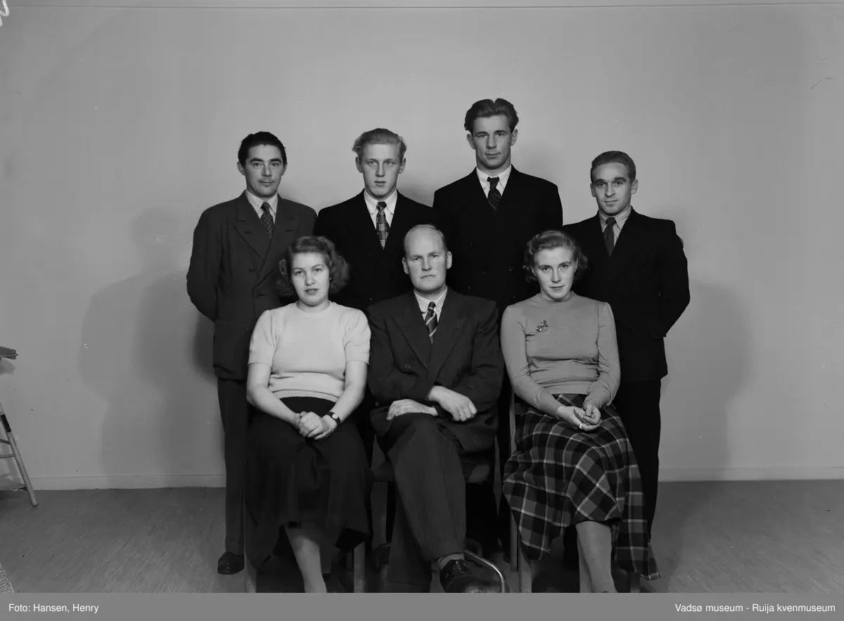 Vadsø 1950. Styret i idrettslaget Norild.
Øverst fra venstre; 1.Ivar Marki, 2.Rudolf Vara, 3.Arne Pedersen, 4.Jon Fossbakk,
Nederst fra venstre; 5 Arnhild Zahl Henriksen, 6.Erling Meggelæ, 7.Agnes Hildonen Christensen.