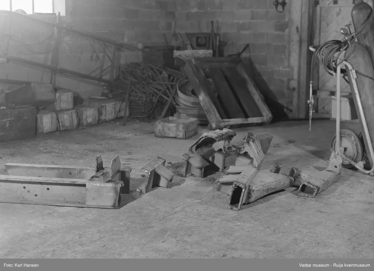 Vadsø 15.oktober 1958. Interiør fra Statens vegvesens lager/garasje på  Vegsletta.