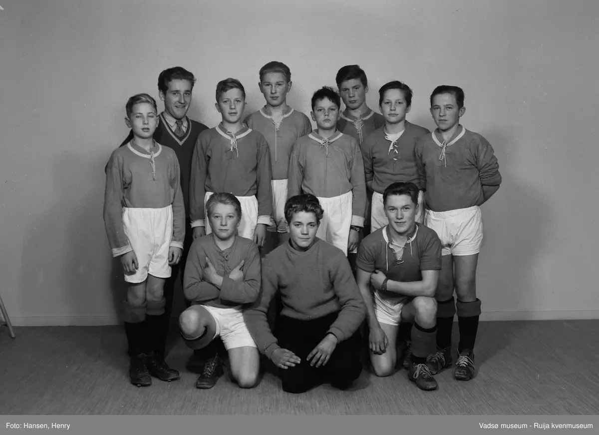 Vadsø 1950. Idrettslaget Norilds guttelag - kretsmestere i 1950.
Øverst fra venstre  1.Torbjørn Rutledal, 2. Leif Dahl, 3.Gunnar Methi,  4.Bjarne Pedersen, 5.Svein Holsbø, 6.Frants Dallavara, 7.Arne Wahlmann, 8.Birger Lakkala, 9.Jarl Methi, 10.Sigurd Hurti, 11.Arild Basma.