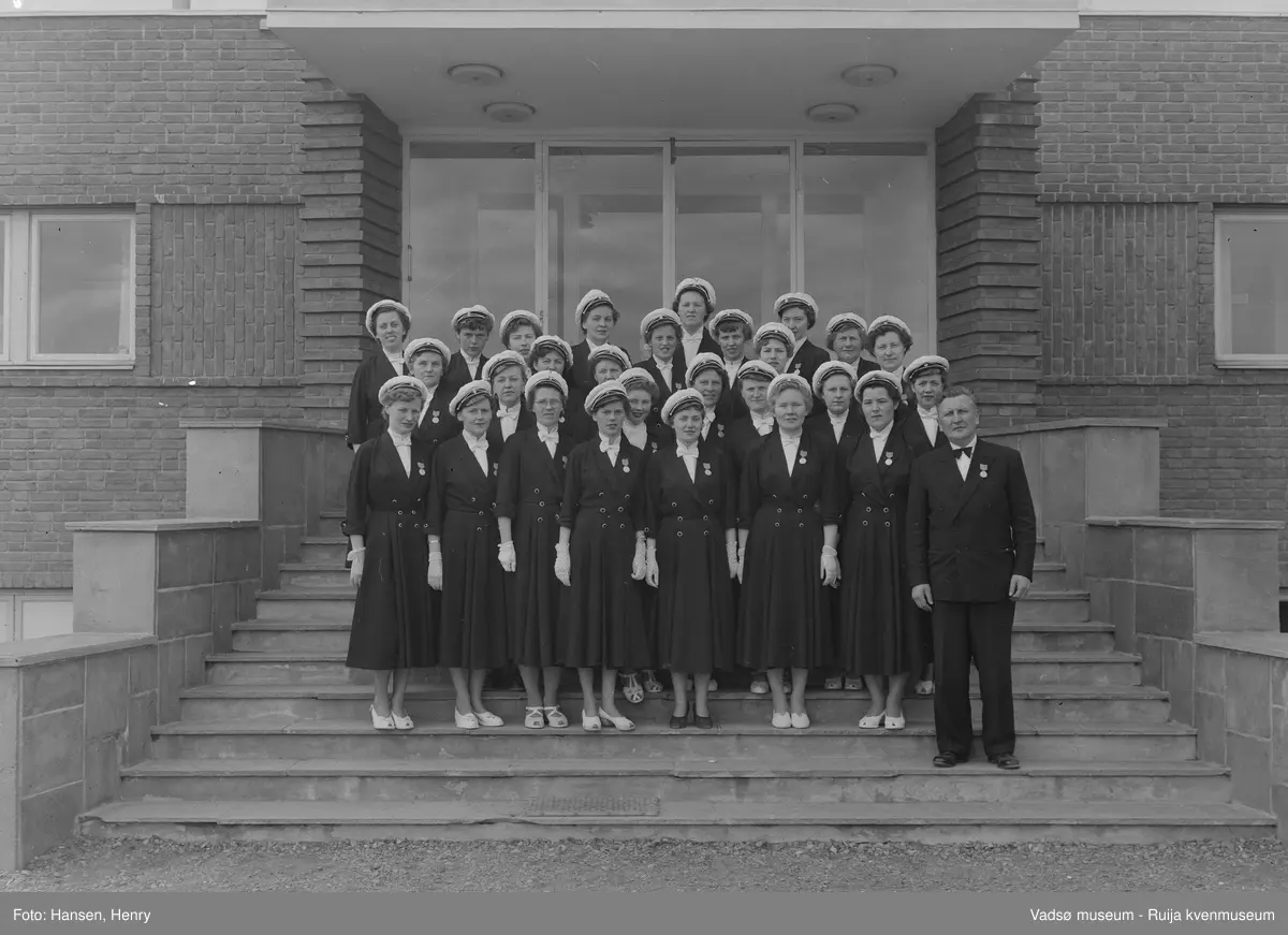 Sangerstevne i Vadsø pinsen 1954. Honningsvåg damekor m/dirigent fotografert på trappa til NRK-bygget