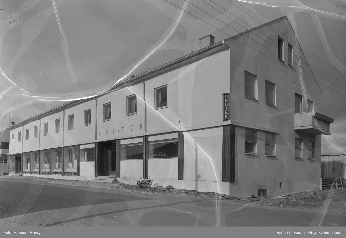 H.F. Esbensens forretningsbygg i Tollbugata 10, Vadsø i 1951, hvor Apoteket leide lokaler.  Bygget ble oppført 1948-1950 med byggherre H.F. Esbensen. 