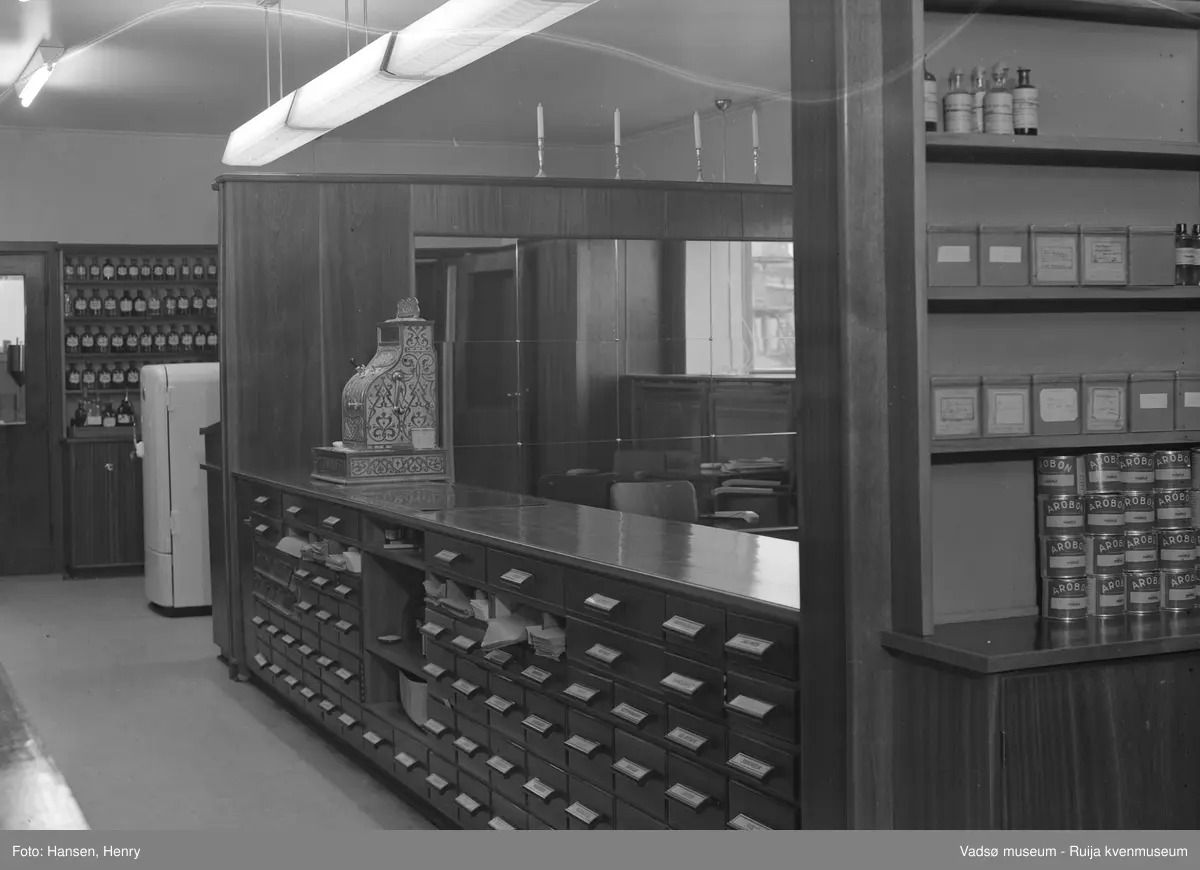 Interiør fra apoteket i Vadsø i 1951. Apoteket leide lokaler i H.F. Esbensens forretningsbygg i Tollbugata 10. Bygget ble oppført 1948-1950, byggherre H.F. Esbensen.