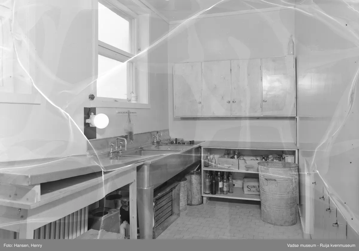 Interiør fra et av apotekets lokaler i Vadsø i 1951. Apoteket leide lokaler i H.F. Esbensens forretningsbygg i Tollbugata 10. Bygget ble oppført 1948-1950, byggherre H.F. Esbensen.