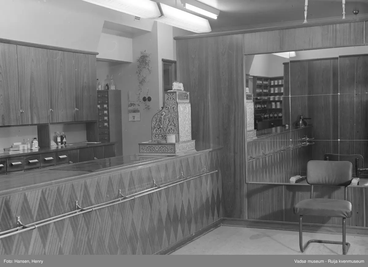 Interiør fra apoteket i Vadsø i 1951. Apoteket leide lokaler i H.F. Esbensens forretningsbygg i Tollbugata 10. Bygget ble oppført 1948-1950, byggherre H.F. Esbensen.