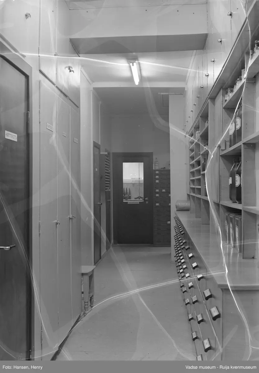 Interiør fra apotekets lokaler i Vadsø i 1951. Apoteket leide lokaler i H.F. Esbensens forretningsbygg i Tollbugata 10. Bygget ble oppført 1948-1950, byggherre H.F. Esbensen.