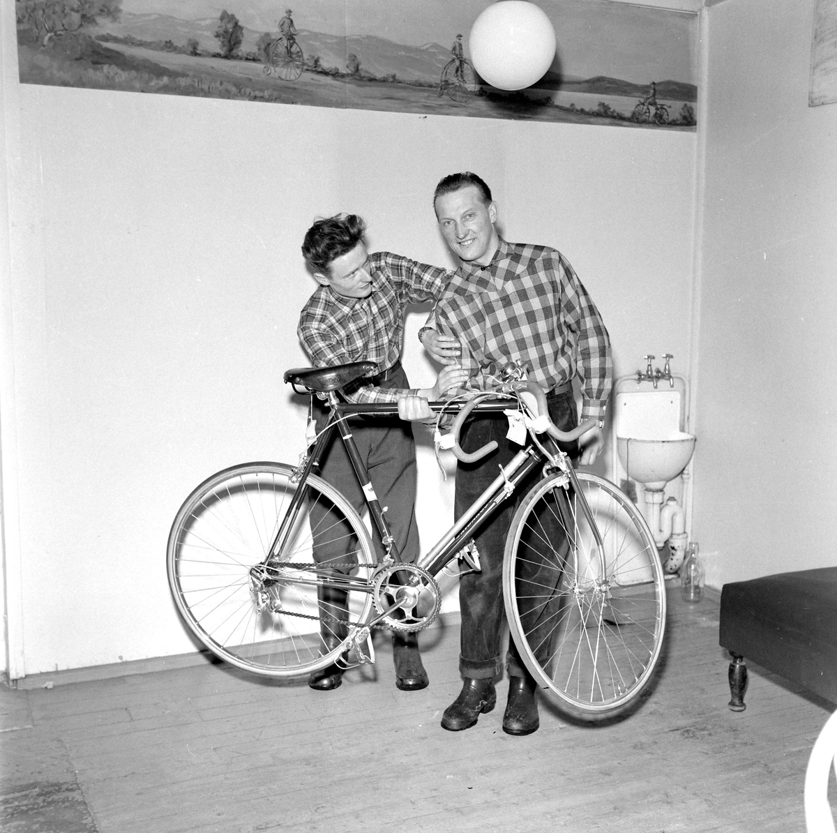 Carl Jacobsen og Kåre Vårvik med sykkel fra Lefstad Sport