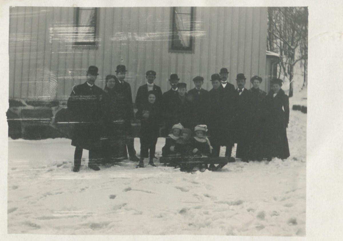 Församlingen står uppradad framför Missinshuset på Labackavägen. Vykort sänt från Göteborg 1910 till Judith Eriksson i Bölet. I bakgrunden ses Gamla Missionshuset som 1922/23 ersattes av Kållereds Missionskyrka (nuvarande Ekenkyrkan).