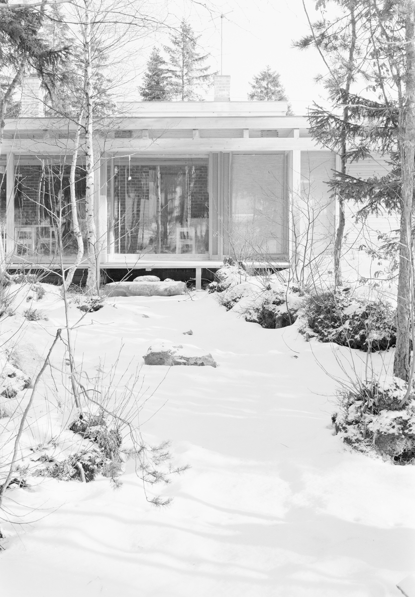 Arkitekturfoto av Villa Schreiner.  Huset ble bygd i 1963 av arkitekt Fehn og bærer preg av inspirasjon fra Japan.