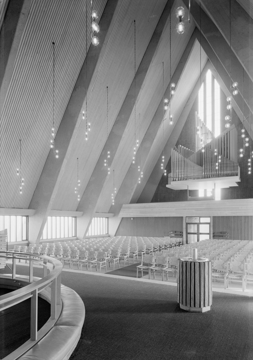 Arkitekturfoto av Manglerud kirke.