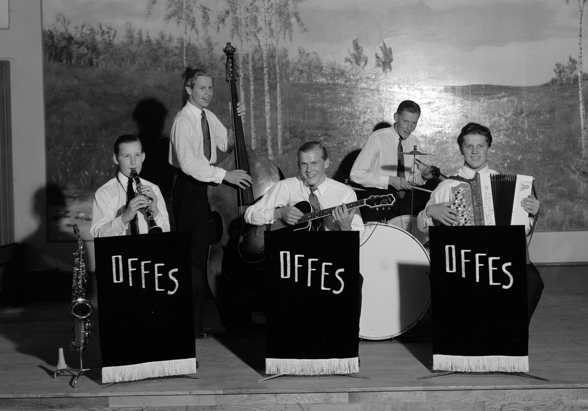 Orkestern Offes under ledning av Rolf Lindell. Bilden är tagen 1944, sannolikt i samband med gängets deltagande i Orkesterjournalens rikstäckande musiktävling, ett mästerskap Offes för övrigt gick segrande ur. Orkesterledaren sitter till vänster med klarinett och saxofon. Instrumenten kom han vidare att väl traktera som medlem i såväl Malte Johnssons orkester i Göteborg och Thore Erlings i Stockholm. Bland övriga medlemmar har gitarristen Stig Hällbro och dragspelaren Lennart Andersson identifierats. Platsen är Godtemplarhuset i Linköping.