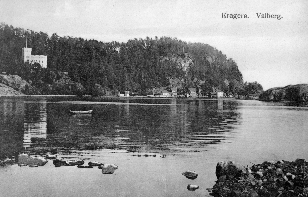 Postkort av  "slottet" på Valberg og fjorden rundt sendt 29.11.1908.