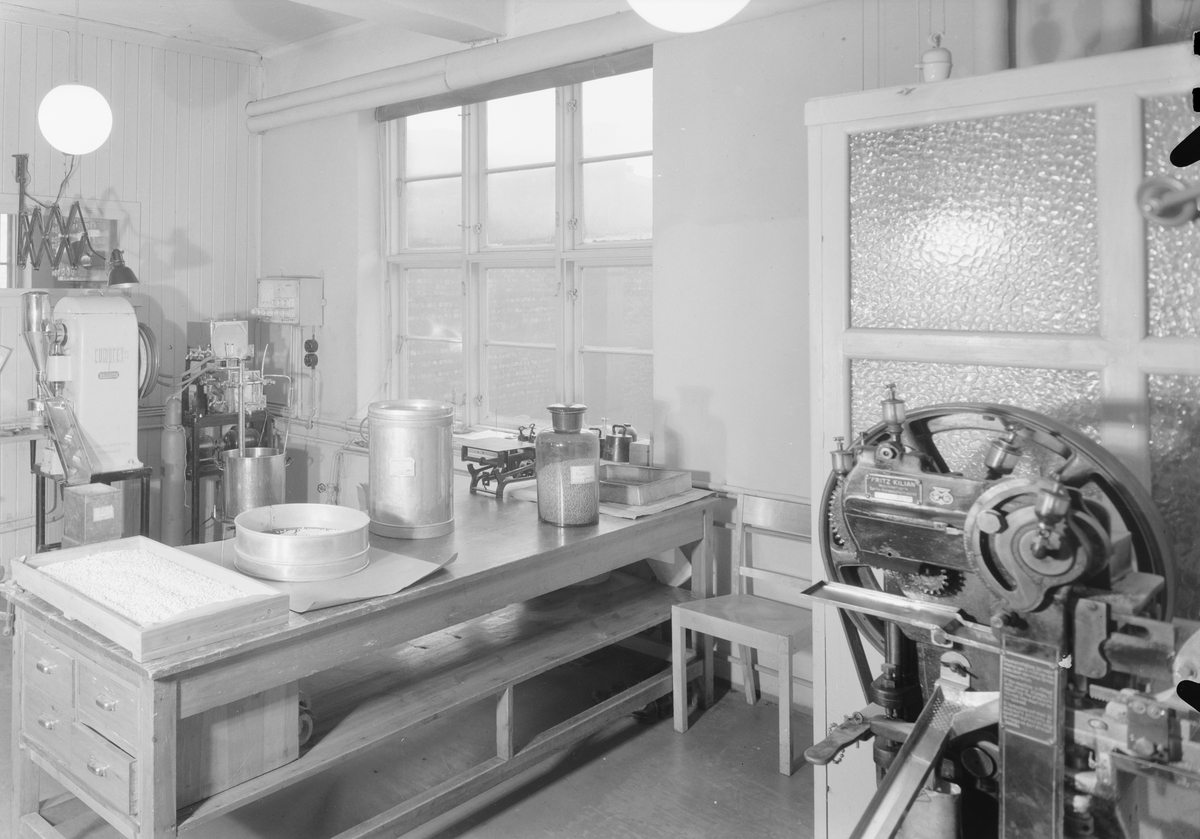 Fra Farmacentisk-industri A/S. Produksjon av legemidler.