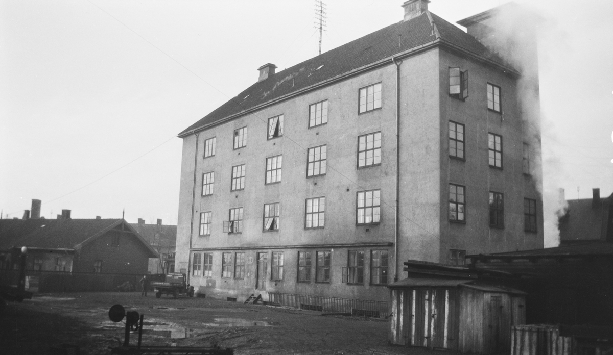 Fra Farmacentisk-industri A/S. Produksjon av legemidler.