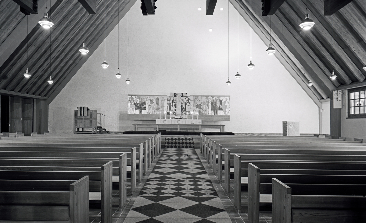 Interiørfoto av Holmen kirke, tegnet av arkitekt Knut Knutsen som vant arkitektkonkurransen i 1958. Kirken er en arbeidskirke oppført i betong, og blei vigslet i 1965.