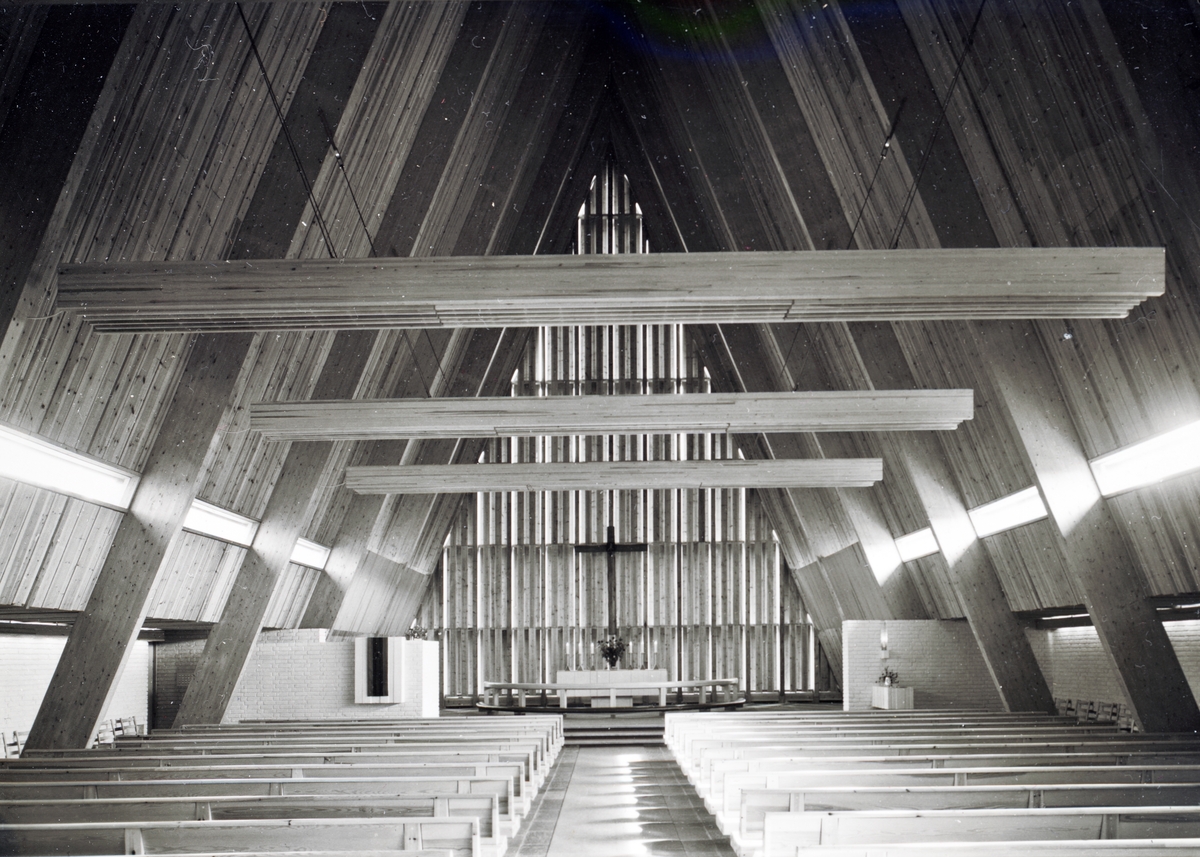 Interiørfoto av Brumunddal kirke. kirken sto ferdig i 1965 og er en furukirke bygget i naustform.