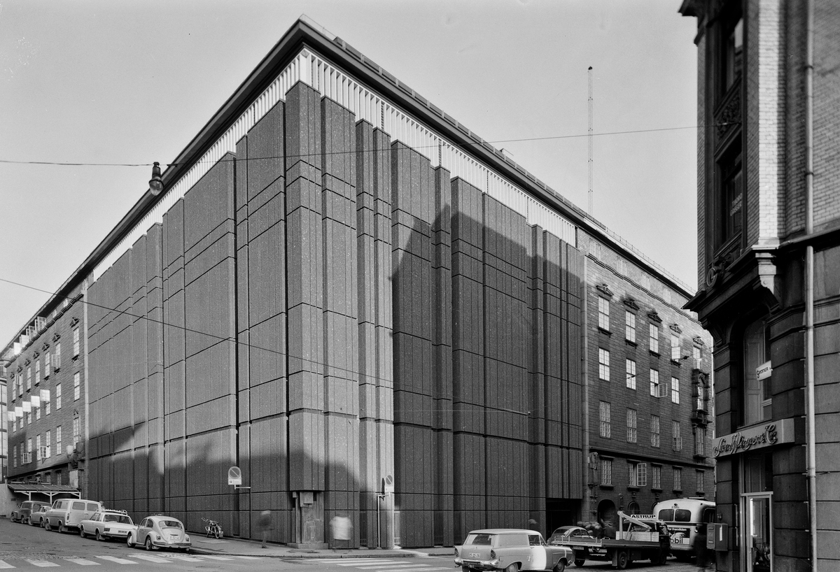 Arkitekturfoto av Televerkets installasjonsbygning i Oslo (1965–66). Arkitekt Nils Holters bygning ble oppført i samme mørke stein som den gamle Telegrafbygningen den ligger ved siden av.