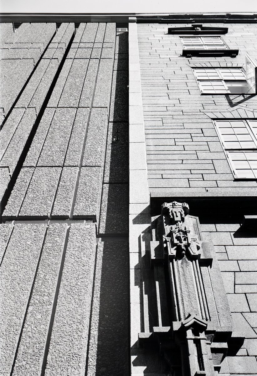 Detaljfoto av Televerkets installasjonsbygning i Oslo (1965–66). Arkitekt Nils Holters bygning ble oppført i samme mørke stein som den gamle Telegrafbygningen den ligger ved siden av.