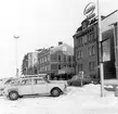 Stadsbebyggelse. Den vita bilen i förgrunden är en BMC 1800.