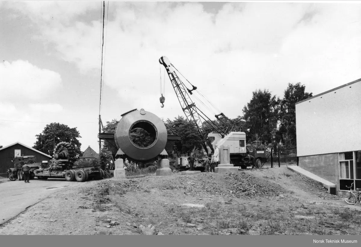 Norsk Teknisk Museum i Fyrstikkalléen 1: Rjukanturbinen og Birkeland-Eyde-ovnen settes på plass, 7. juli 1959