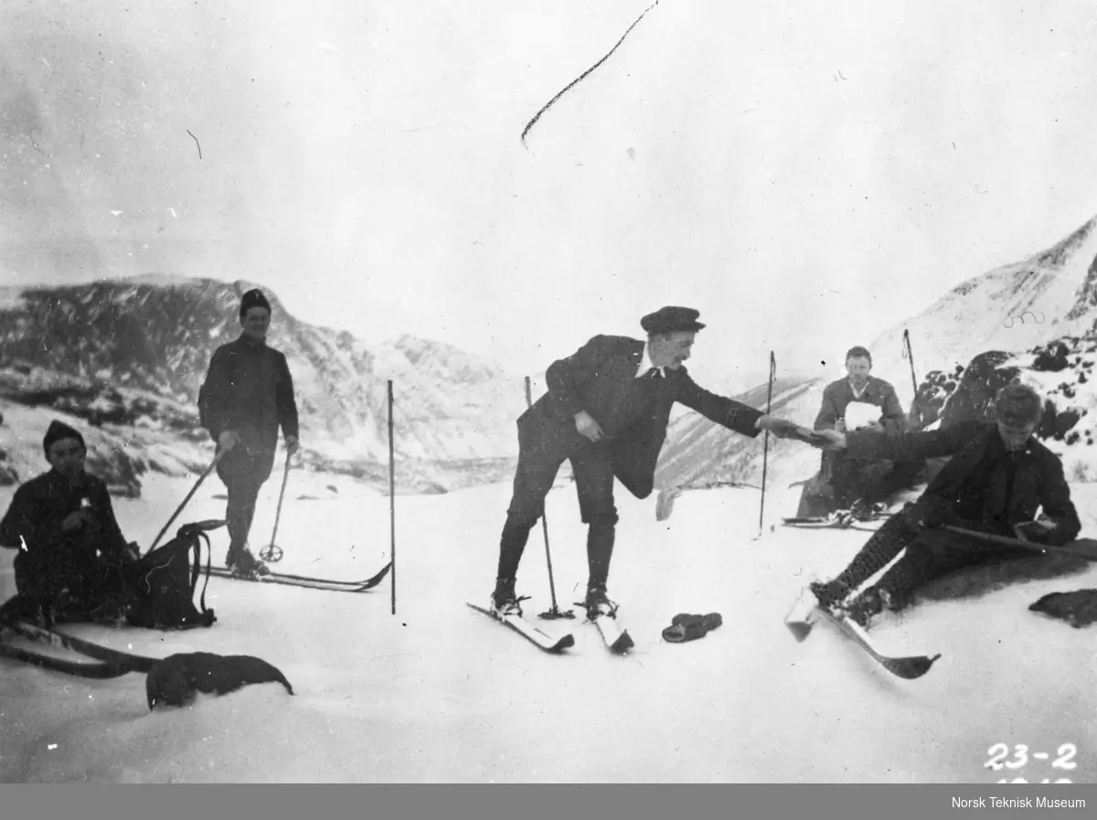 Fem ingeniører fra Svelgen på skitur.