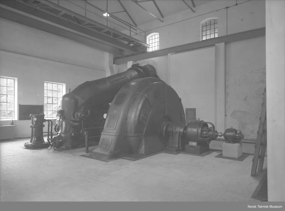 Generator 7000 kVA, 375 omdr, 50 per og 5250 Volt, Kopperå II : kraftverkets eier er Meraker Smelteverk A/S, en mettallurgisk bedrift som startet i 1898