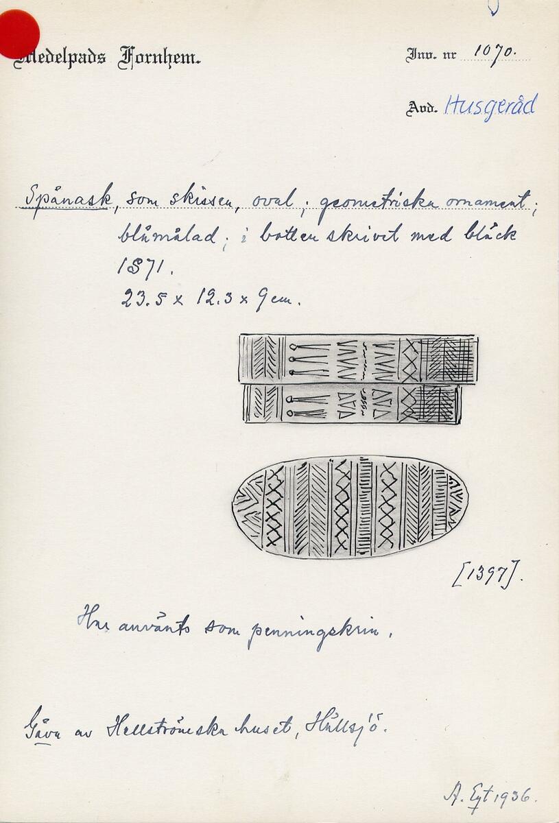 "Spånask som skissen, oval geometriska ornament blåmålad i botten skrivet med bläck "1871". - 23,5 x 12,3 x 9 cm. (skiss) - Har använts som penningskrin. - Gåva av Hellströmska huset, Hällsjö, Tuna." [ur lappkatalogen, E Aqt. 1936]



