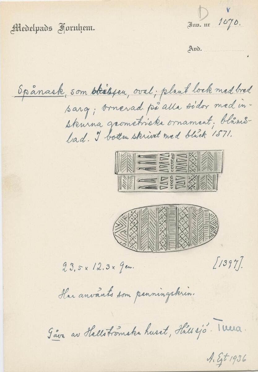 "Spånask som skissen, oval geometriska ornament blåmålad i botten skrivet med bläck "1871". - 23,5 x 12,3 x 9 cm. (skiss) - Har använts som penningskrin. - Gåva av Hellströmska huset, Hällsjö, Tuna." [ur lappkatalogen, E Aqt. 1936]



