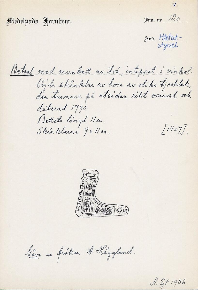Betsel med munbett av trä, intappat i vinkelböjda skänklar av horn av olika tjocklek, den tunnare på utsidan rikt ornerad och daterad "1790". Gåva av fröken A Hägglund.