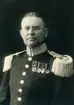 Porträtt av överstelöjtnant Richard Müntzing. I tjänst vid Andra livgrenadjärregementet i Linköping under åren 1888-1924. Vid sidan av sin militära karriär ledamot i Östergötlands jaktvårdsförening och kanalinspektör vid Göta kanal.