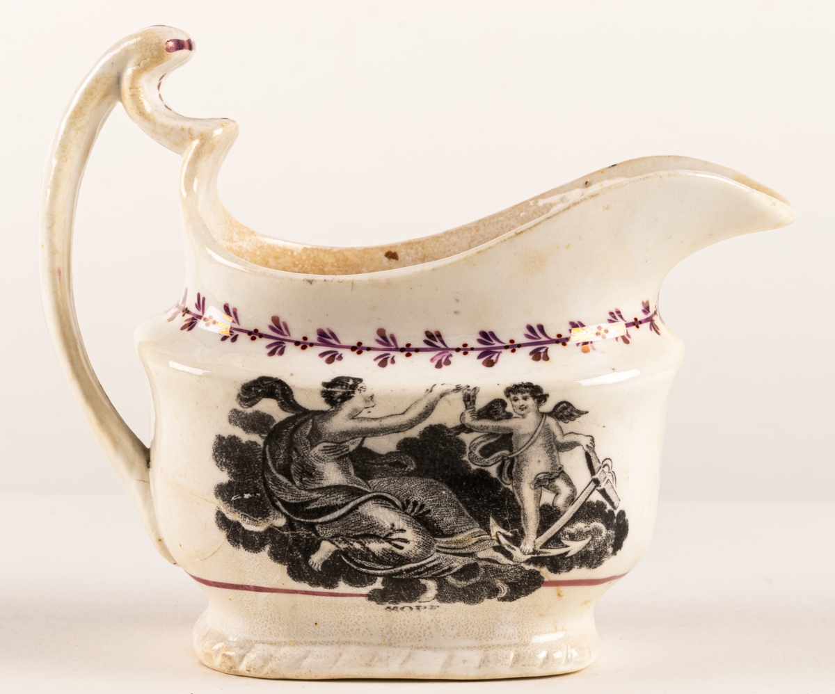 Gräddkanna av engelskt flintgods med rosa lyster. Dekor: allegoriska figurer i svart, samt röda växtband. Text "Faith & Hope".