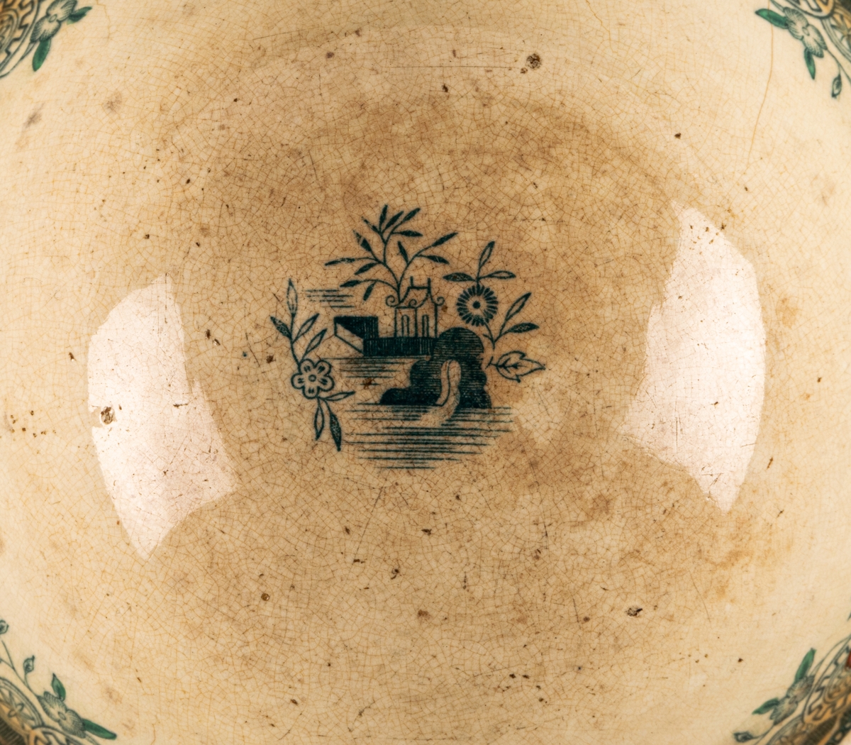 Spillkum, porslin, dekor med kinesiska motiv. Vit med bårder och blommor samt figurscenerier (schablon) i blått, grönt, rött och guld. Stämpel i godset liknande "E 1".